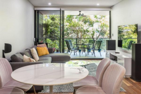 Hanlon Park Escape 250m to Stones Corner Village, Brisbane